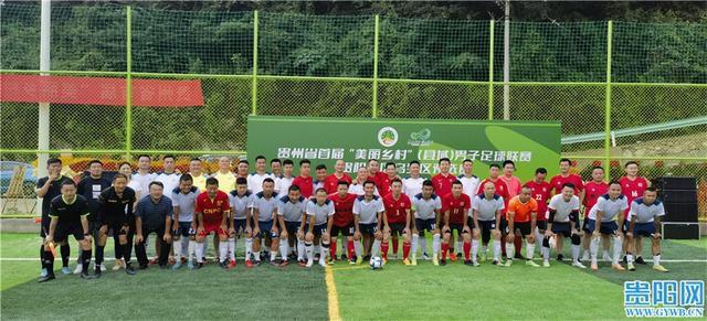 电影《八个女人一台戏》以著名的;香港中环大会堂为背景，借排演一出舞台剧为契机，戏内戏外虚实相生中描摹出一幅热闹的娱乐圈女性众生相